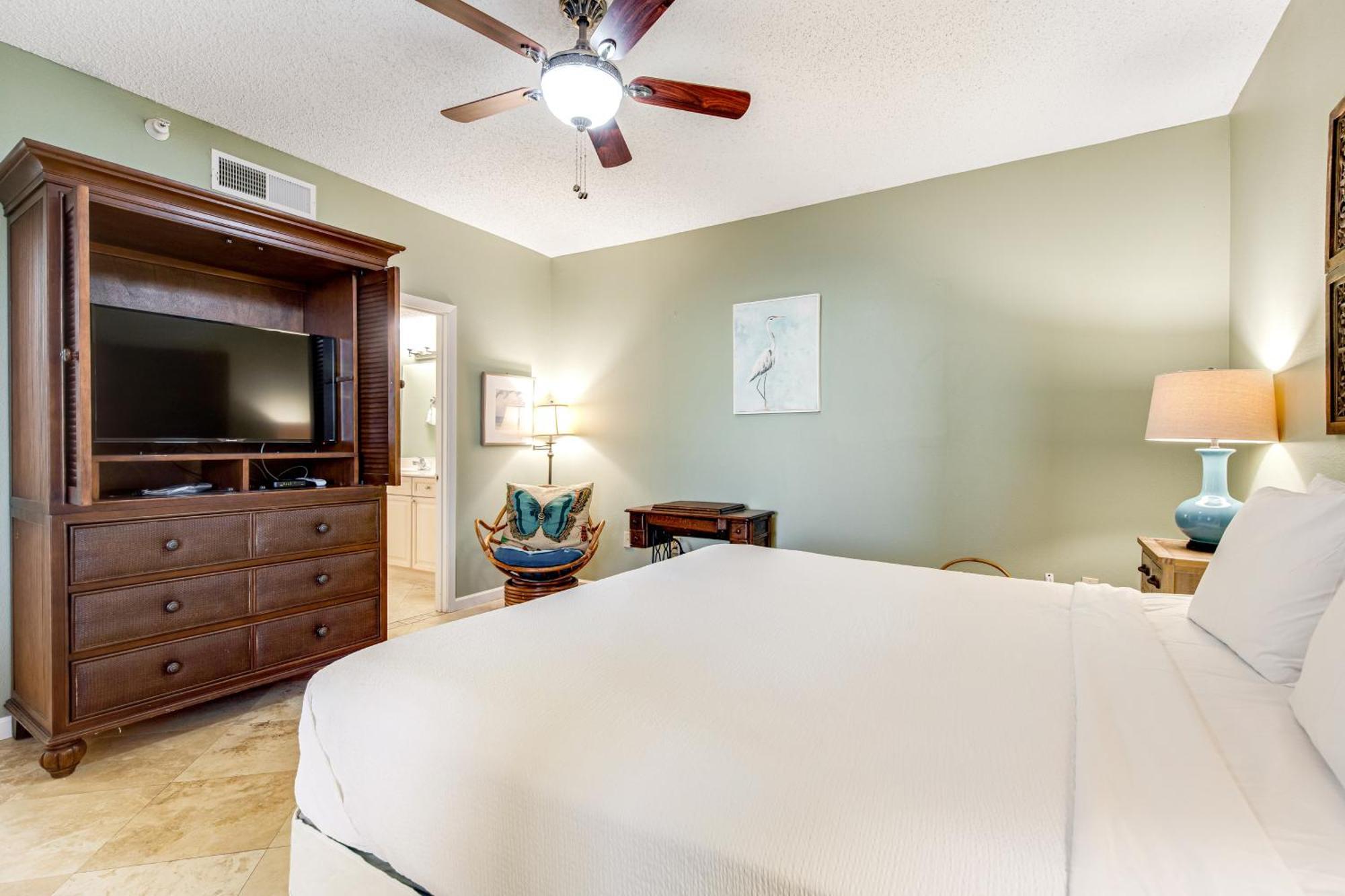 Navarre Towers Condos Room photo