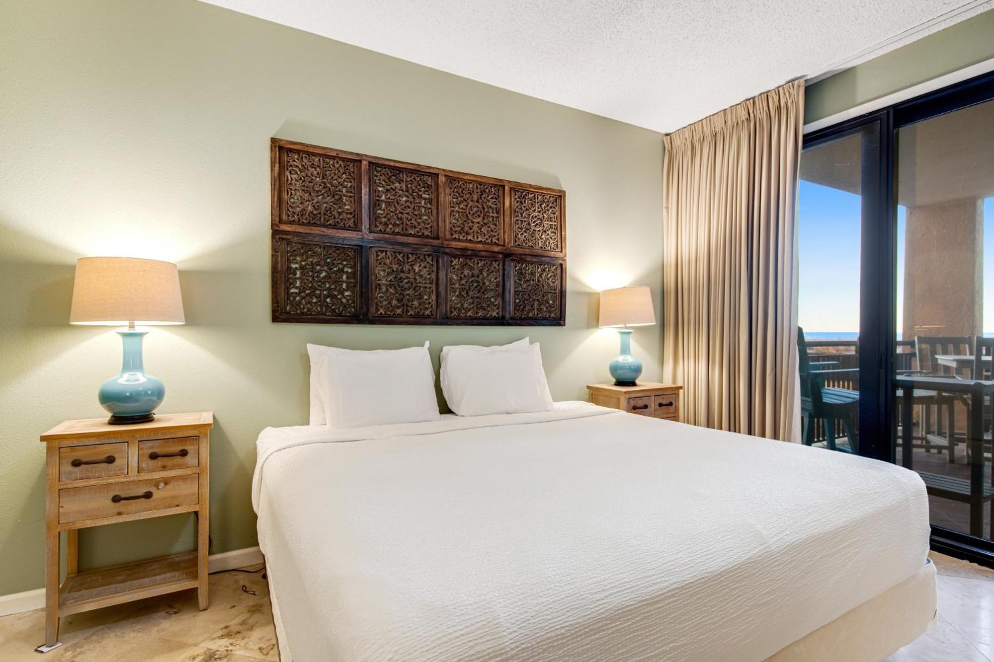 Navarre Towers Condos Room photo