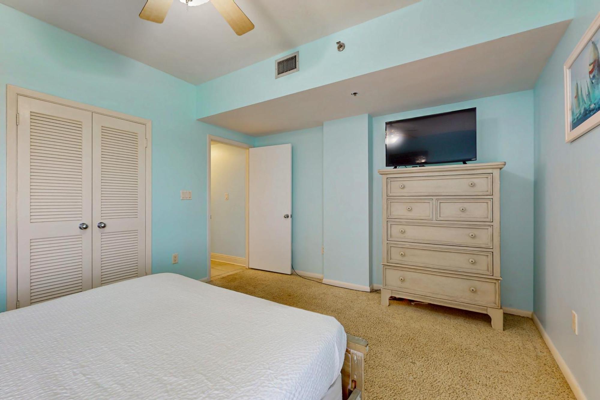 Navarre Towers Condos Room photo