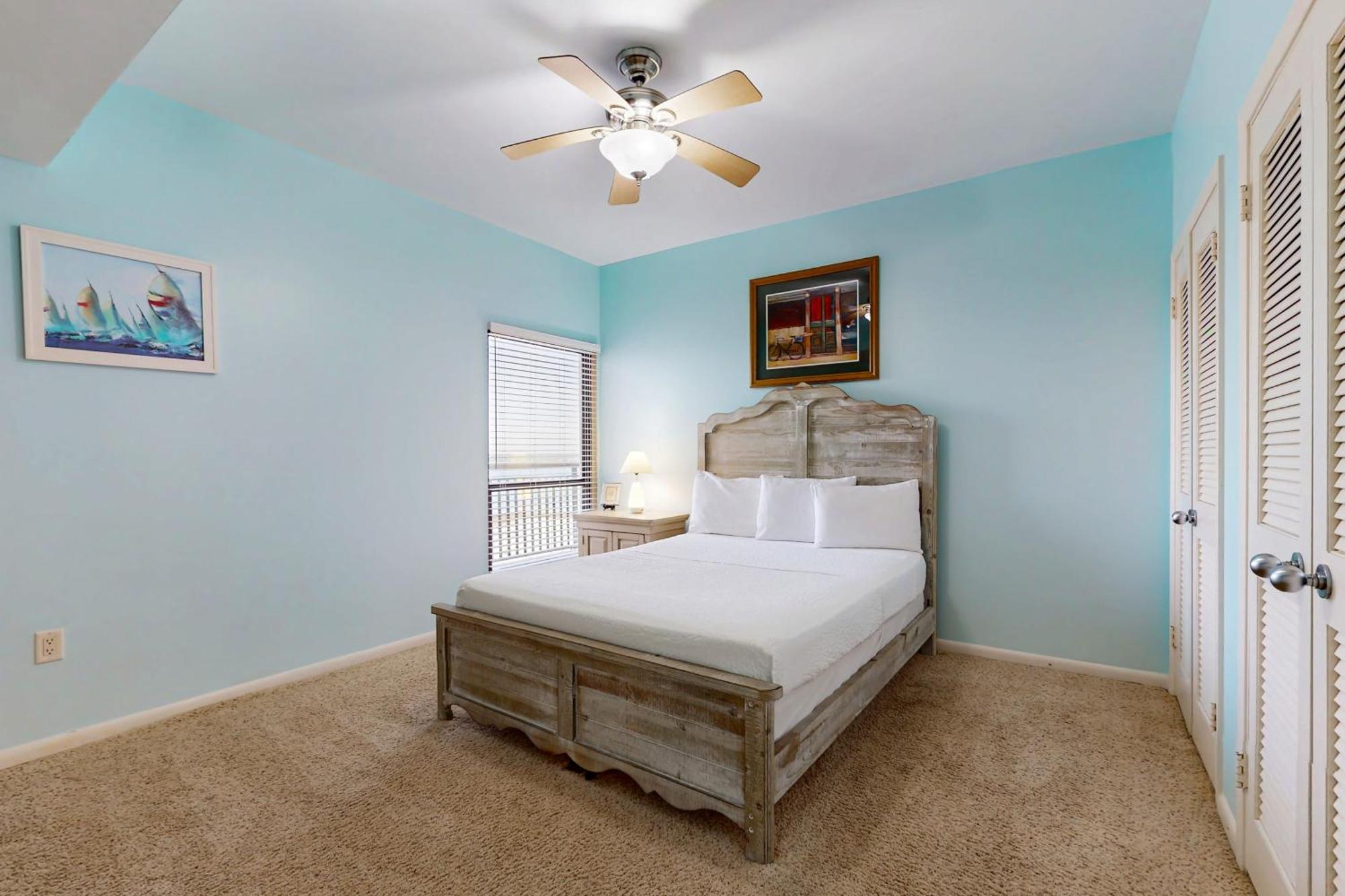 Navarre Towers Condos Room photo